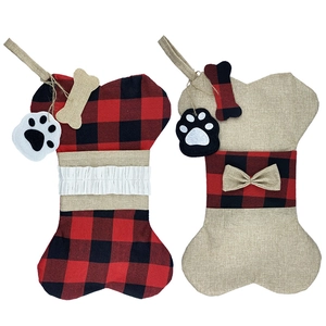 Hundeknochen-Weihnachtsstrümpfe aus Jute mit rot-schwarzem Karomuster auf weißem Grund