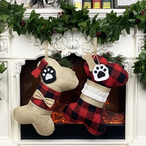 Chaussette De Noël En Forme D'os Pour Animaux Avec Carreaux Buffalo Et Toile De Jute Pour Décoration De Fête