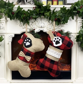 Détail de chaussettes de Noël en forme d'os avec empreintes suspendues à la cheminée