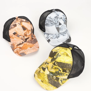 Tre cappellini ponytail camouflage in arancione, bianco e giallo con rete posteriore nera