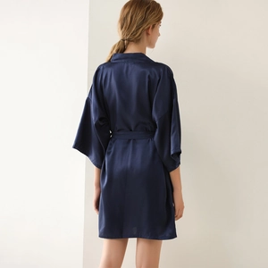 Elegante vestaglia in raso blu navy da donna con finitura lucida e cintura regolabile