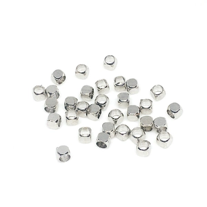 Makroaufnahme von silbernen quadratischen Abstandsperlen mit glatter Metalloberfläche für DIY
