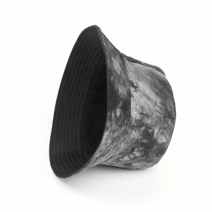 Détail du chapeau bob tie-dye montrant le motif marbré et les coutures de qualité