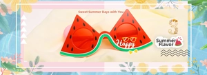 Detail der kreativen Wassermelonen-Sonnenbrille mit roten Gläsern und Happy-Schriftzug