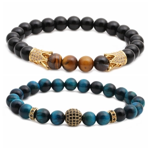 Set di bracciali con perline occhio di tigre e pietra opaca con charm corona d'oro