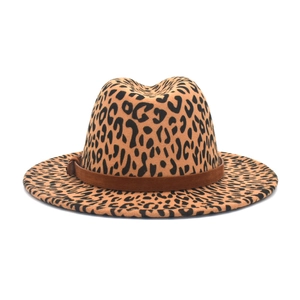 Klassischer Fedora-Hut mit Leopardenmuster, breiter Krempe und braunem Zierband aus Wildleder