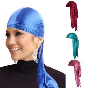 Détail de durags soyeux en bleu, rouge, cyan et rose avec un design à longue queue