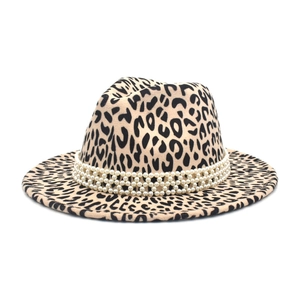 Vue détaillée du chapeau fedora léopard avec une bande décorative à triple rang de perles