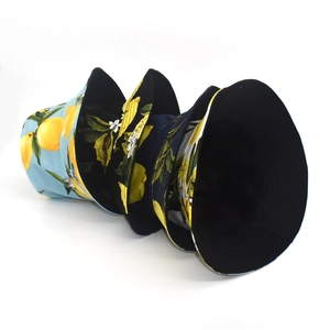 Détail du tissu en coton de haute qualité avec imprimé citron sur le chapeau soleil