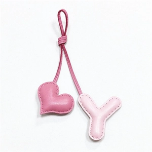 Ciondolo per borsa in pelle fatto a mano con cuore e lettera Y in rosa per donna