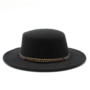 Détail d'un chapeau de feutre noir avec ruban clouté marron et cordon en cuir rétro