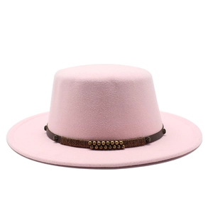 Chapeau canotier rose en laine avec bande en cuir clouté vintage et détails tressés