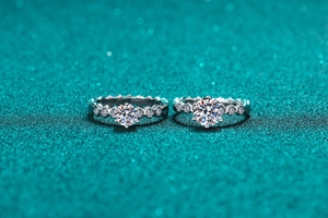 Close-up of S925 sterling silver honeycomb ring with brilliant moissanite stone
