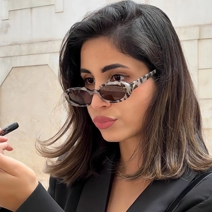 Retro oval tortoiseshell sunglasses with dark lenses for a stylish vintage women's look