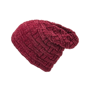 Detalle del tejido de chenilla burdeos y forro polar grueso en el gorro de punto esquí