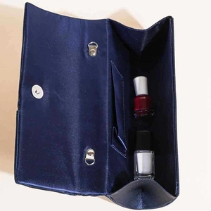 Plissierte Abendtasche aus dunkelblauem Satin mit Kristallen und Innenansicht
