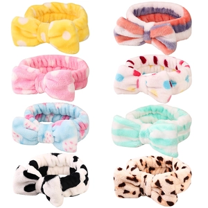 Set di 8 fasce per capelli in pile corallo con fiocco in vari colori e motivi animalier