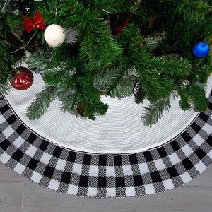 Detail of 122cm black and white plaid Christmas tree skirt with white knit center