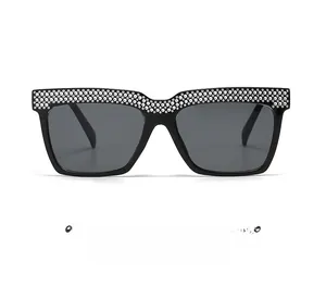Detailansicht der quadratischen Sonnenbrille mit funkelnden Strasssteinen am Oberrahmen