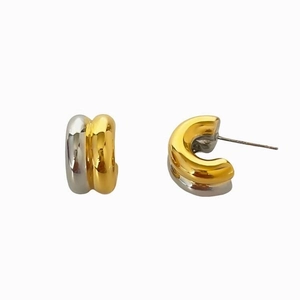 Minimalist teardrop C-shape earrings featuring mixed gold and silver metallic finish