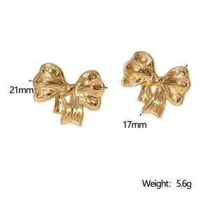 Detailed view of golden bow earrings measuring 21mm by 17mm with 5.6g weight