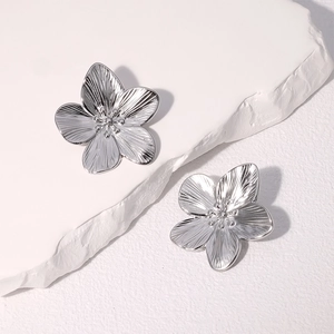 Vintage brushed stainless steel flower stud earrings in silver for women
