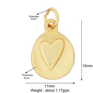 Detailansicht des matten Herzanhängers in Gold mit Maßen 15x11mm und Gewichtsangaben