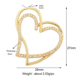 Makro-Detail von goldenem Doppelherz-Anhänger mit Zirkonia-Inlay und 27mm Abmessungen