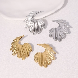 Orecchini minimalisti in acciaio inossidabile oro e argento con design a ventaglio