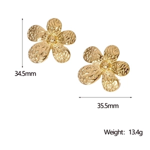Golden flower earrings with hammered texture and 35.5mm size details on white background
