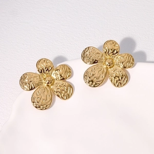 Fashionable gold stainless steel flower stud earrings with vintage hammered texture detail