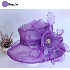 Détail d'un chapeau de soleil en organza violet avec une grande fleur perlée faite main