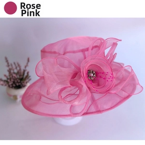 Détail d'un chapeau de soleil en organza rose avec fleurs 3D et broderie de perles