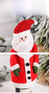 Dettaglio del copribottiglia di Babbo Natale con cappello a maglia e barba di peluche
