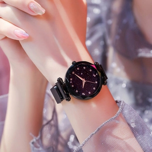 Montre femme ciel étoilé avec verre facetté et bracelet maille magnétique noire