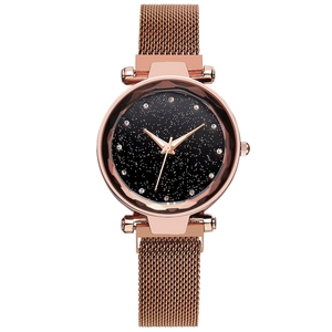 Détail du bracelet magnétique en or rose et du cadran noir étincelant avec effet étoilé