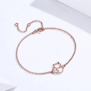 Dettaglio del bracciale gatto con cuore in oro rosa e chiusura regolabile raffinata