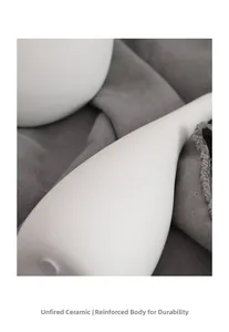 Vue détaillée du vase en céramique blanche mate non émaillée avec texture minimaliste