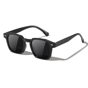Gafas de sol cuadradas negras clásicas con lentes oscuras en un ángulo de 45 grados