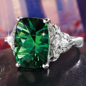 Anello di lusso con zircone verde smeraldo taglio cushion e foglie argentate