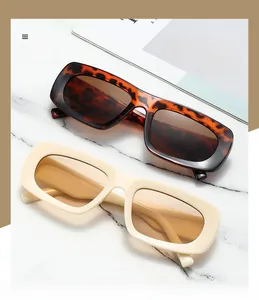 Détail macro de lunettes de soleil carrées rétro sur une surface en marbre