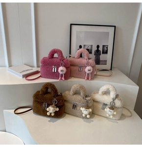 Detailed display of plush bucket bags in five colors with cute doll charm pendants