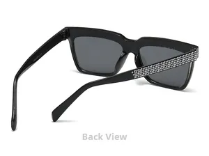 Makro-Detail der glänzend schwarzen quadratischen Sonnenbrille mit Silbersteinen an der Seite