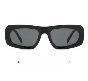 Vue de face de lunettes de soleil rectangulaires noires à monture épaisse et verres gris