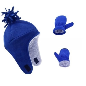 Dettaglio del set cappello con paraorecchi e guanti per bambini con fodera in pelliccia sintetica