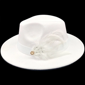 Eleganter weißer Wollfilzhut mit Seidenband, weißen Federn und goldener Perlenblume