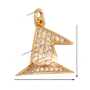 Vue détaillée d'un pendentif chapeau de sorcier doré orné de zircons et d'une boucle
