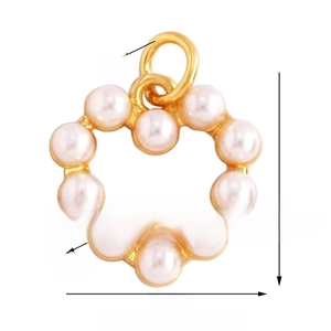 Détail d'un pendentif en forme de cœur doré avec dix perles blanches et anneau de suspension
