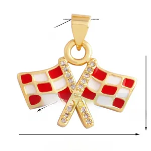 Détail du pendentif drapeau de course avec émail rouge et bordures dorées polies
