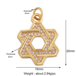 Dettaglio del ciondolo a stella esagonale dorata con zirconi bianchi e dimensioni 19mm x 20mm